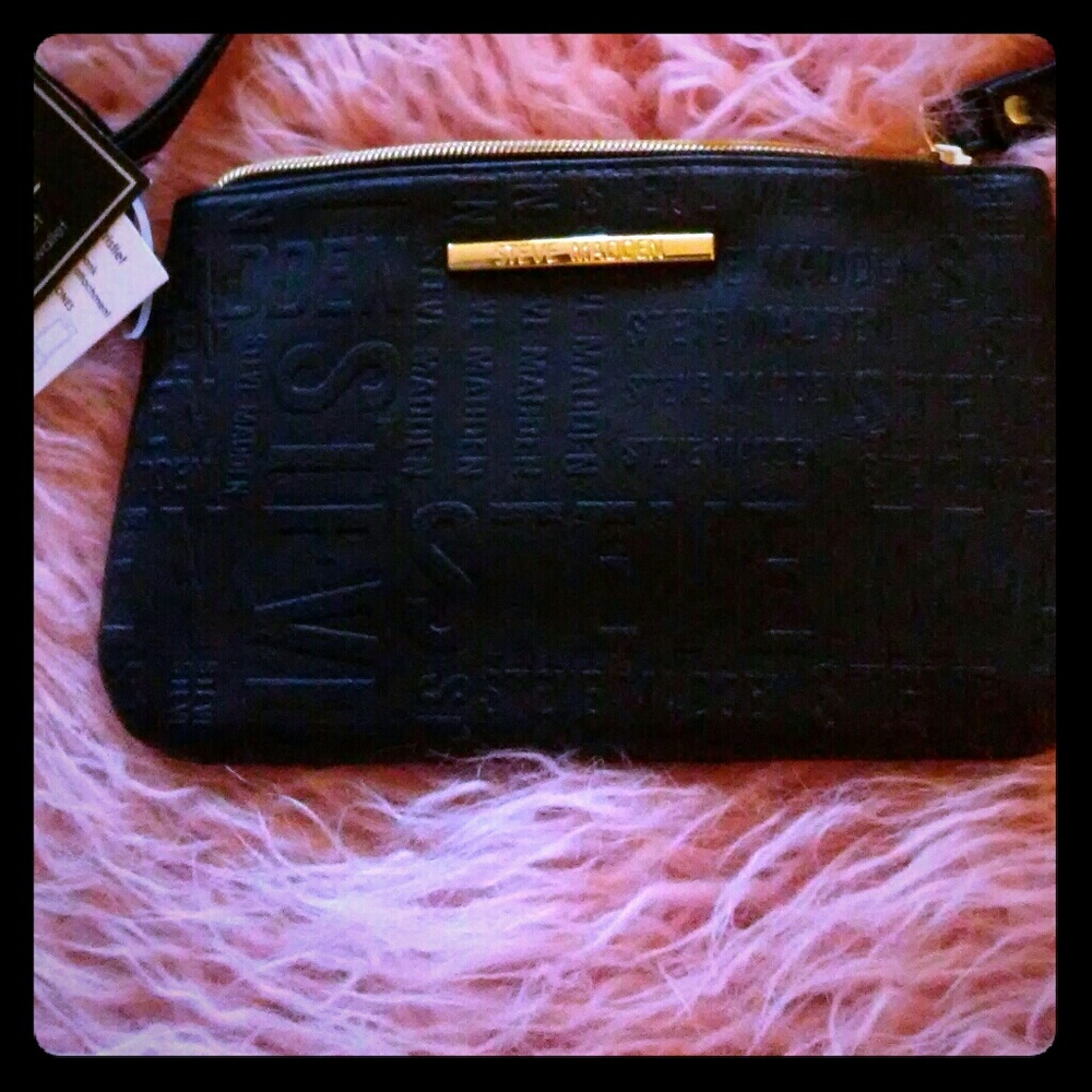 Steve Madden Charging crossbody/wristlet